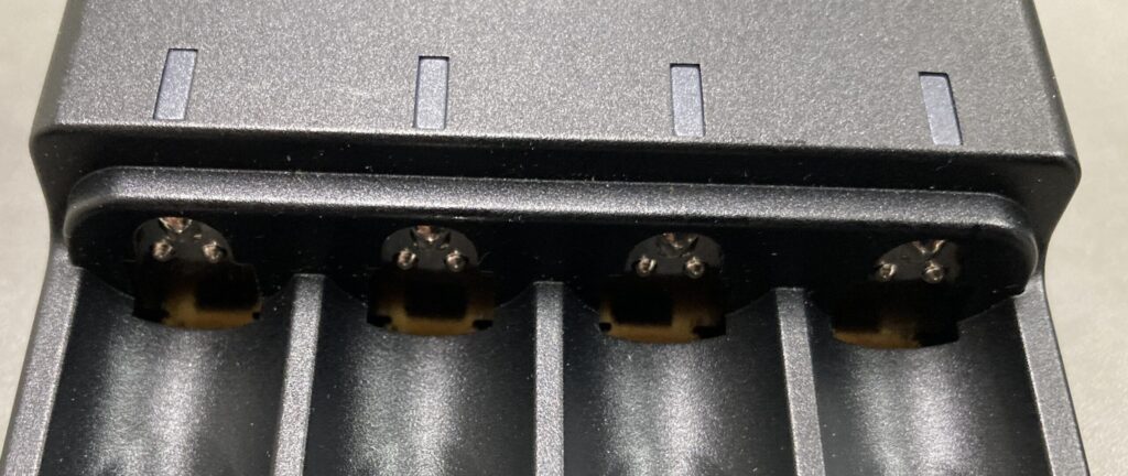 充電器内部のプラス側金属接点部分の写真