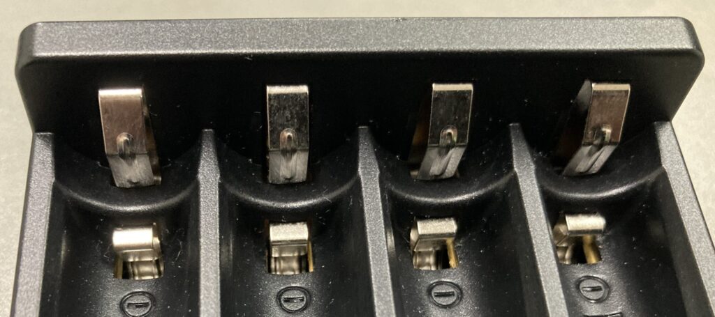 充電器内部のマイナス側金属接点部分の写真