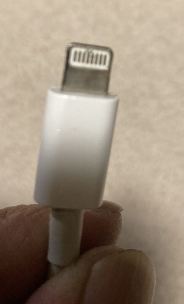 スマートフォン充電ケーブルの端子部分(Lightningコネクタ)の接点を示す写真。電気が流れる金属接点の例