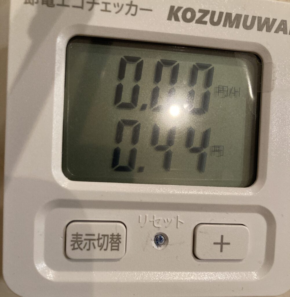 エコチェッカーでネスカフェバリスタの消費電力を測定している様子（0.44kWh表示）