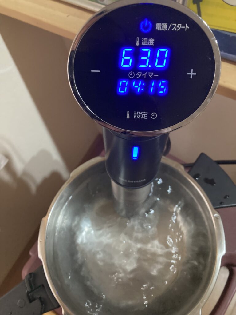 低温調理器で63度設定の湯せん調理をしている様子