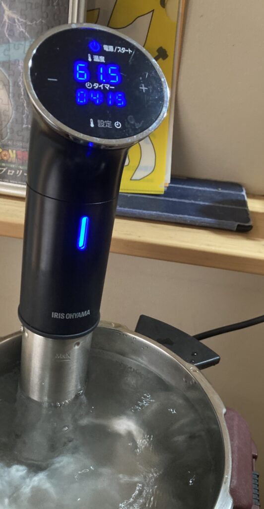 低温調理器 アイリスオーヤマ LTC-01 使用中 57℃で加熱中 鍋での調理風景