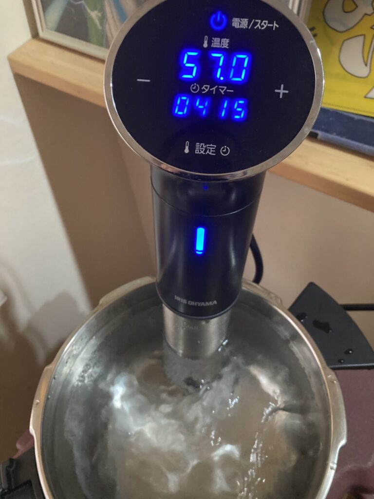 低温調理器を鍋にセットし57℃で加熱するローストビーフ調理の温度設定画面