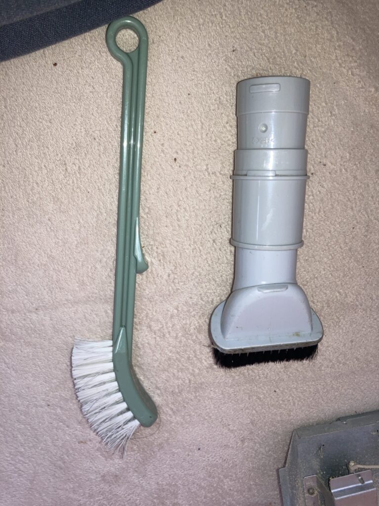 こたつヒーター掃除に必要な道具（ブラシと掃除機ノズル）