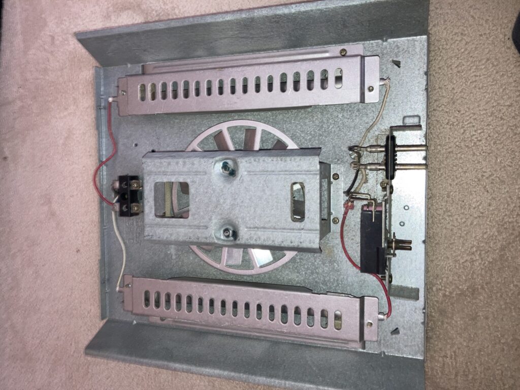 こたつヒーター内部の掃除後でホコリがなくきれいになった状態