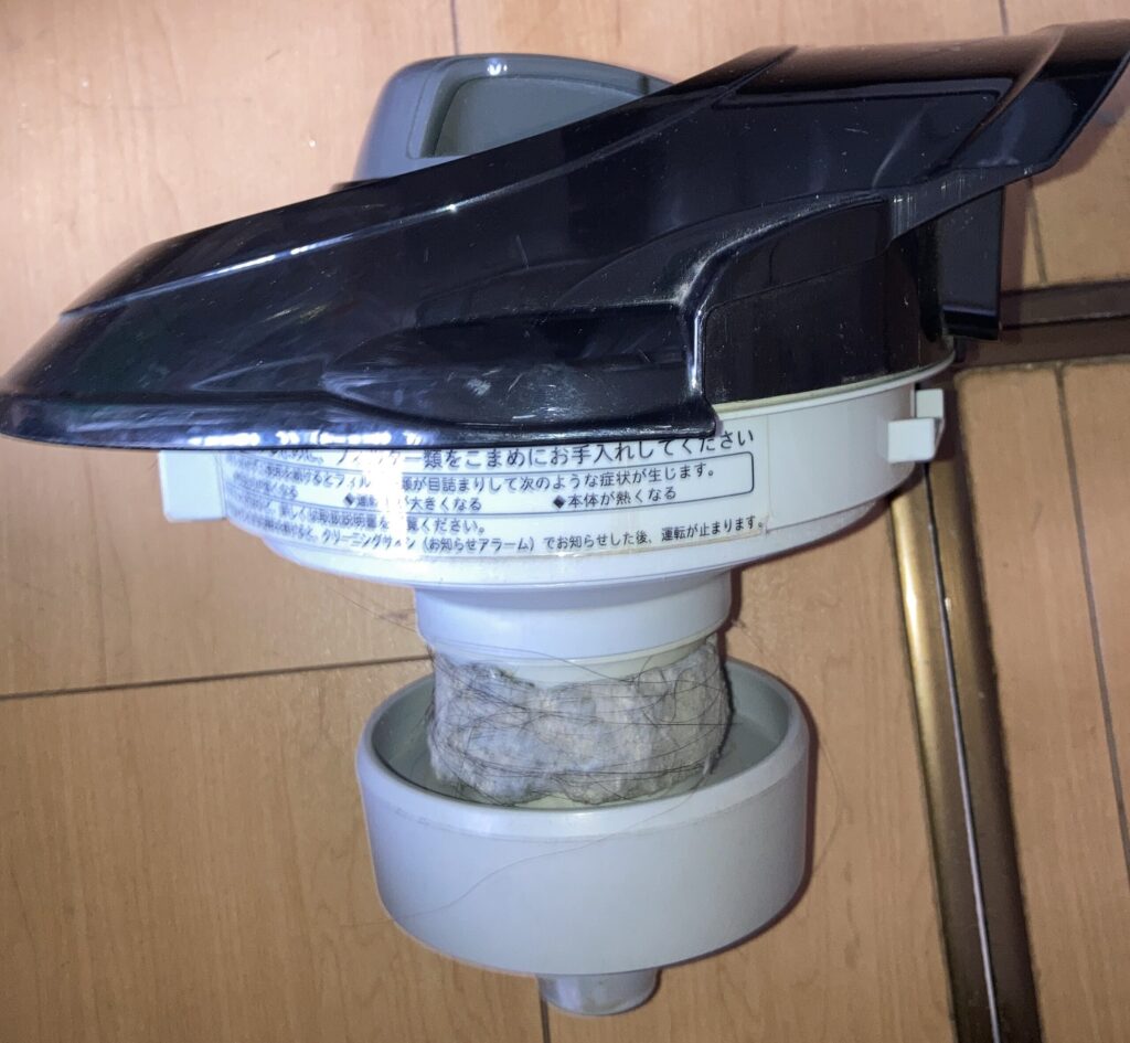 掃除機EC-TC12の分解手順でダストカップを取り外した状態の写真