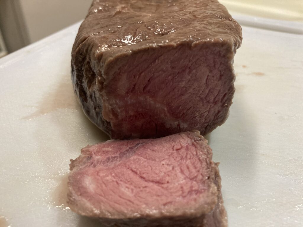 低温調理でしっとり仕上がったローストビーフの断面と完成イメージ