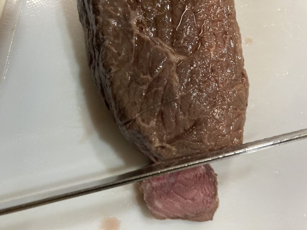 低温調理後のローストビーフを包丁でカットする断面の様子