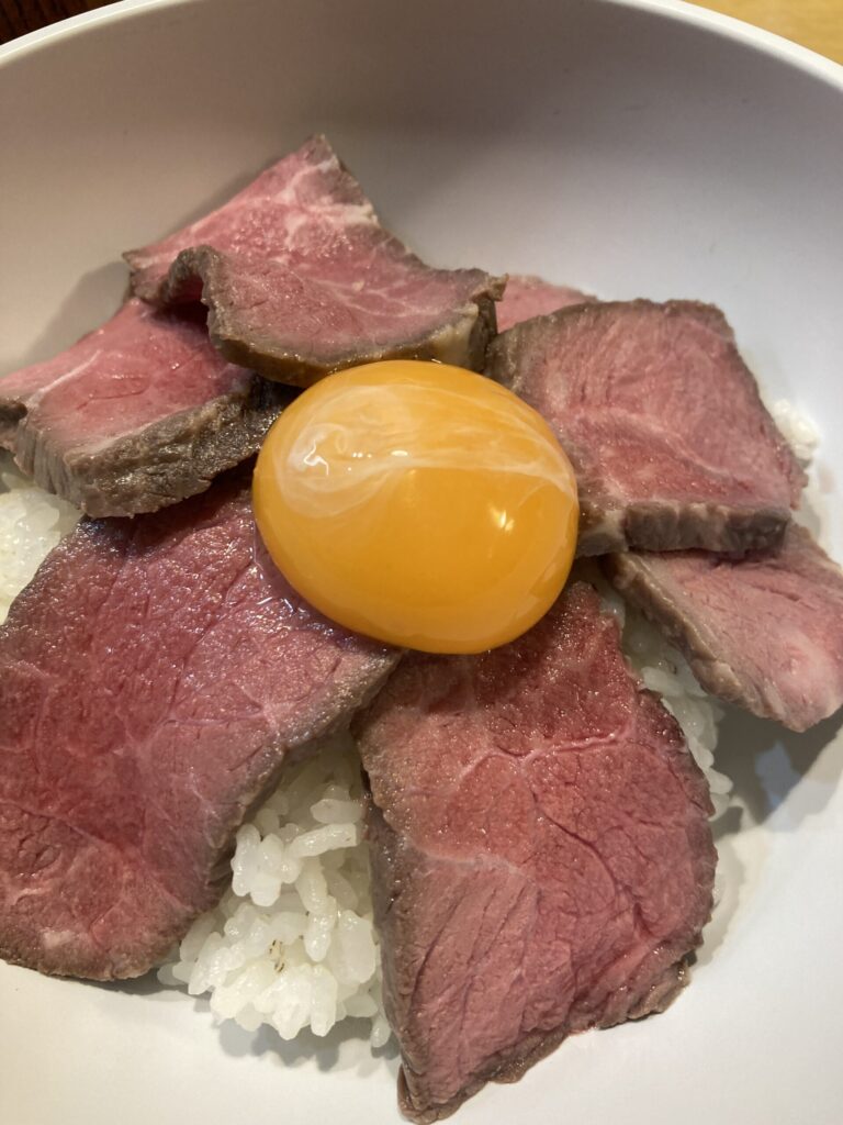 ローストビーフ丼に卵黄をのせた仕上がりイメージと盛り付け例