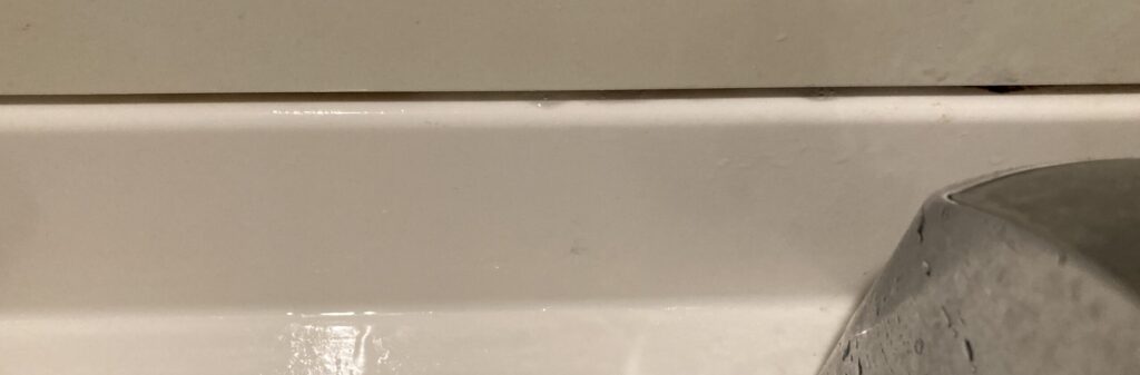 かびとりいっぱつ使用後の洗面台カラン周辺のカビが除去された状態