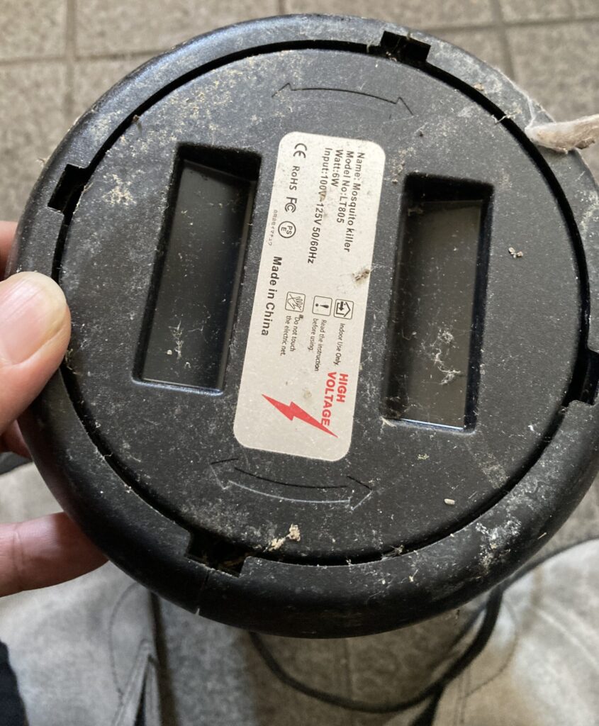 電撃殺虫灯の虫受けを回して取り外す手順｜底部の回転構造