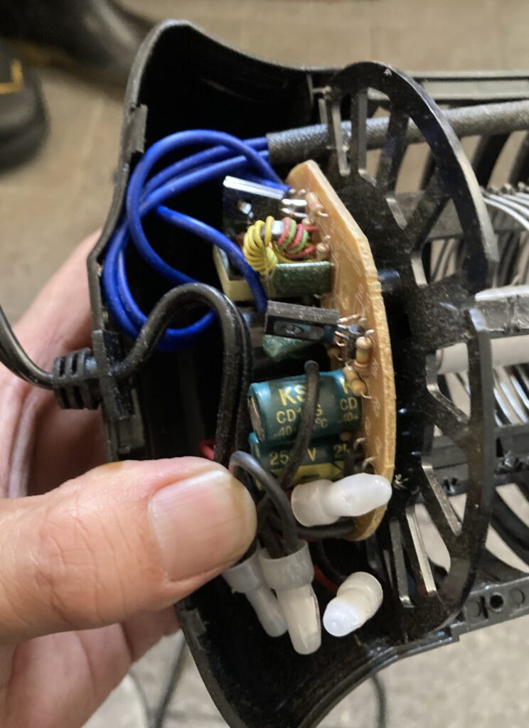 電撃殺虫灯の組み立て時の配線確認｜線を挟まないようにケースを閉じる