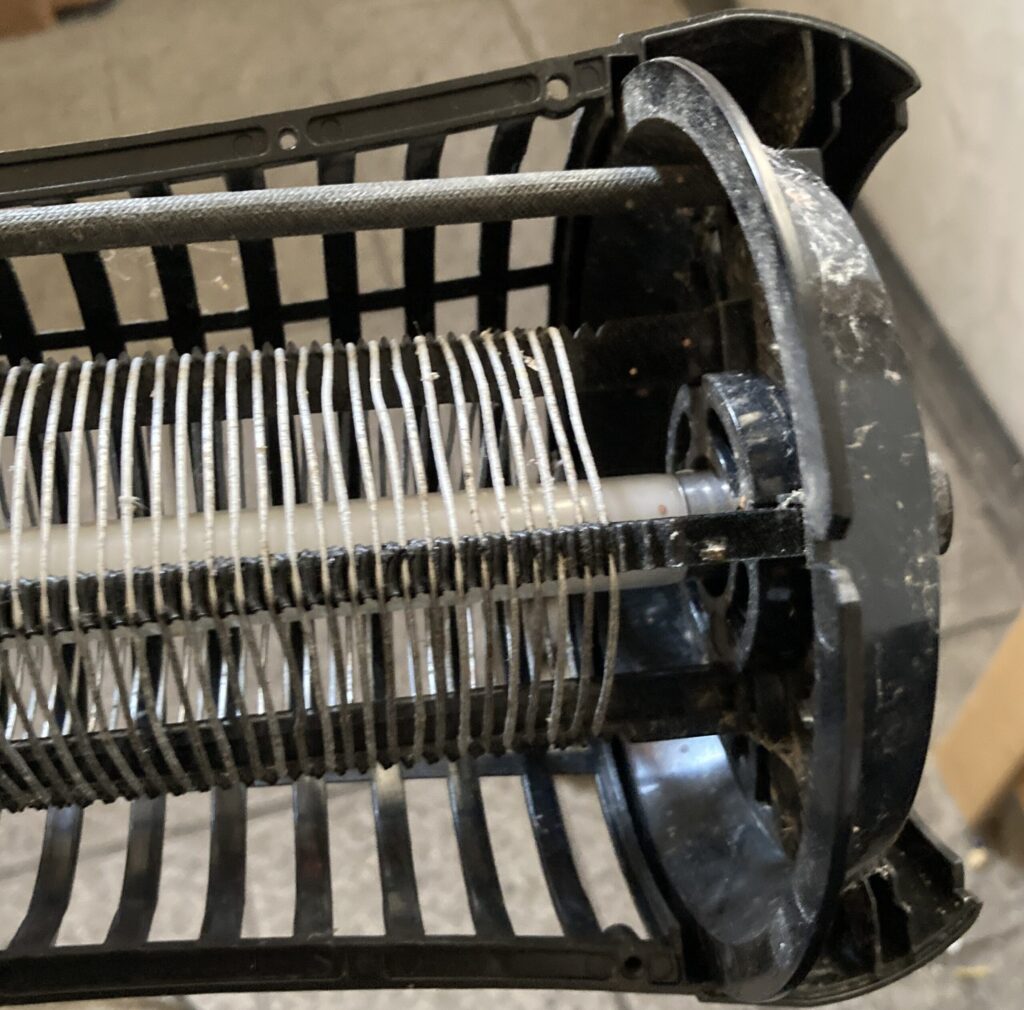 電撃殺虫灯の下部組み立て｜ケースの切込みに合わせてセットする