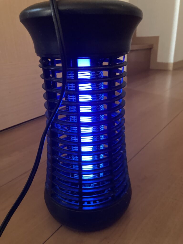 清掃後に正常に点灯した電撃殺虫灯｜メンテナンス後の動作確認