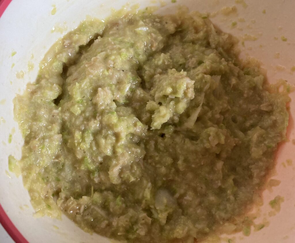 オートミールに水を加えて電子レンジで加熱し柔らかくした状態 お好み焼き下準備