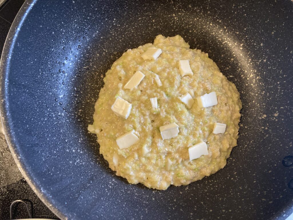 オートミールお好み焼きの生地をフライパンで焼く様子 チーズ入り 調理中