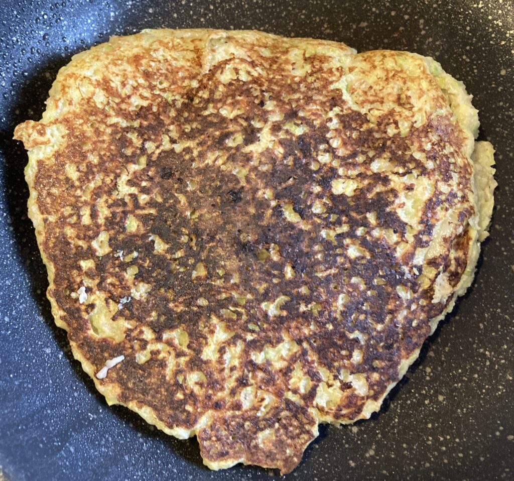 オートミールお好み焼きを裏返して焼き色をつける様子 フライパン調理中