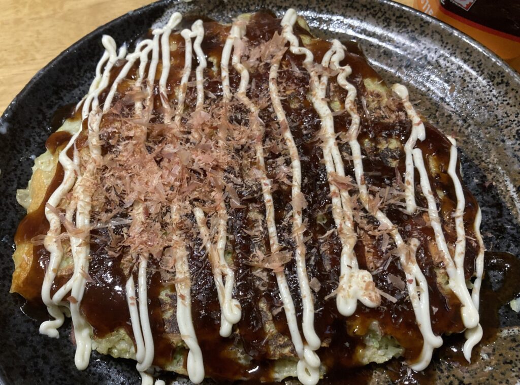 オートミールお好み焼きの完成品 ソースとマヨネーズとかつお節をかけた仕上がり例