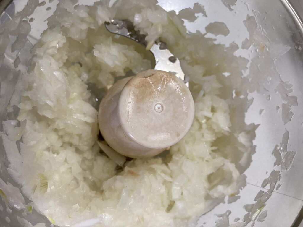 フードプロセッサーで玉ねぎを細かくみじん切りにした状態