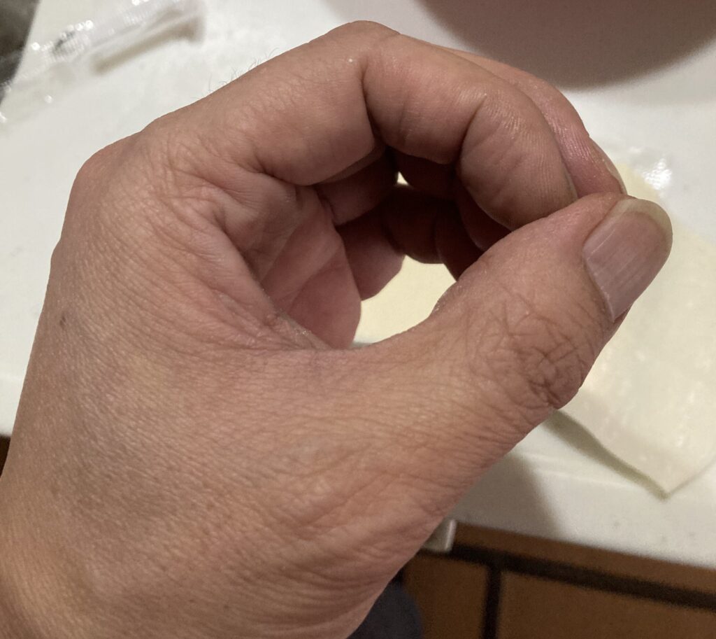 シュウマイを包むために左手の指でくぼみを作る形