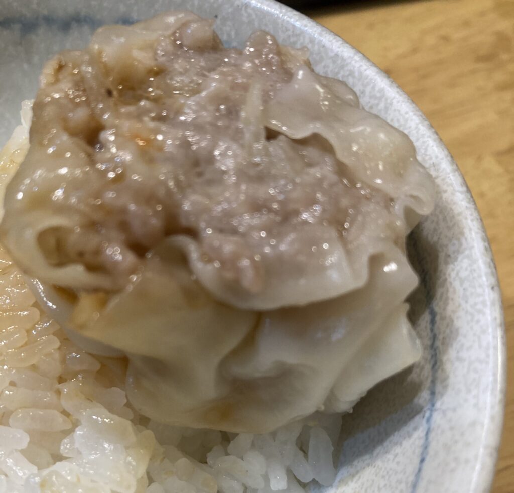 エビと貝柱入りで肉汁あふれる手作り焼売をご飯にのせた一品