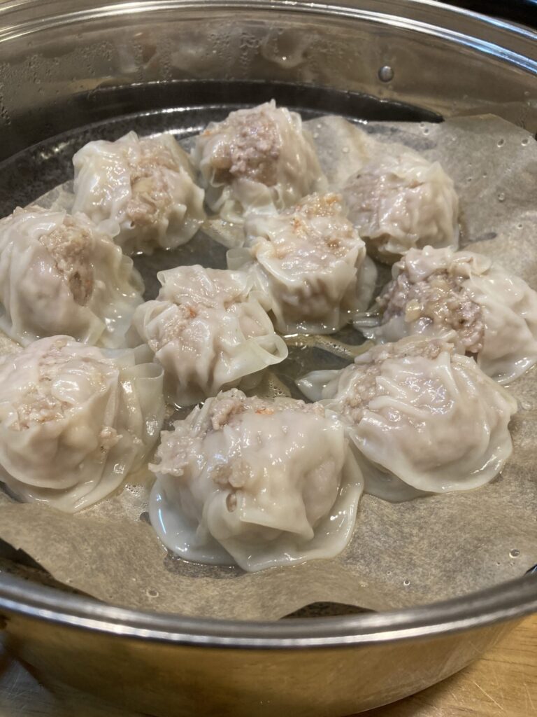 蒸し器で約10分蒸してふっくらジューシーに仕上がった手作りシュウマイ
