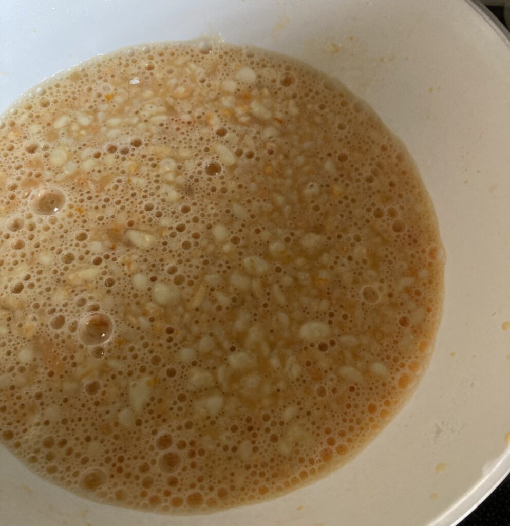 ボウルでたこ焼き生地を混ぜる様子 アサリ入りカクタコの準備