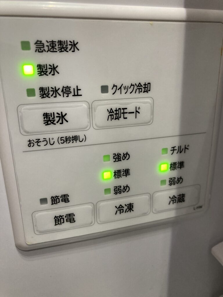 冷蔵庫の温度設定パネル（標準設定）を弱に変更して電気代を検証する様子