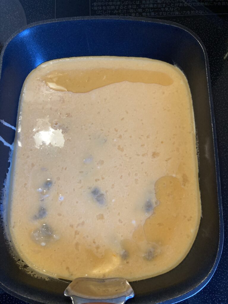 卵焼きフライパンにカクタコの生地を流し込む工程 アサリ入り