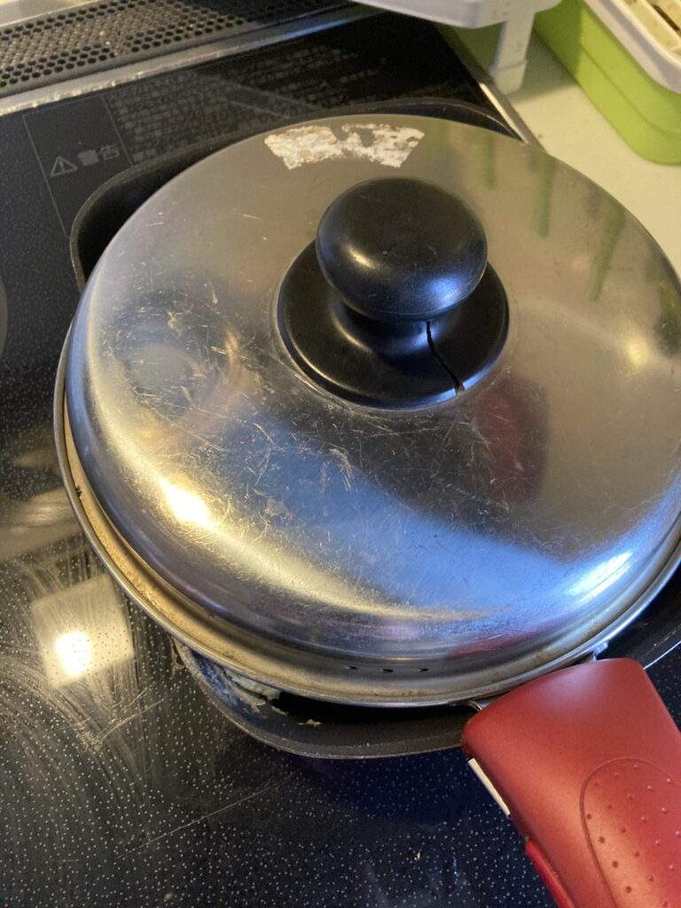 フライパンに蓋をしてカクタコを蒸し焼きにする工程 鍋の蓋で代用