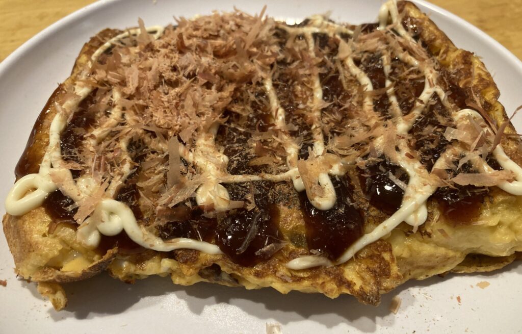 四角いたこ焼き「カクタコ」にソース・マヨネーズ・鰹節をかけた完成料理