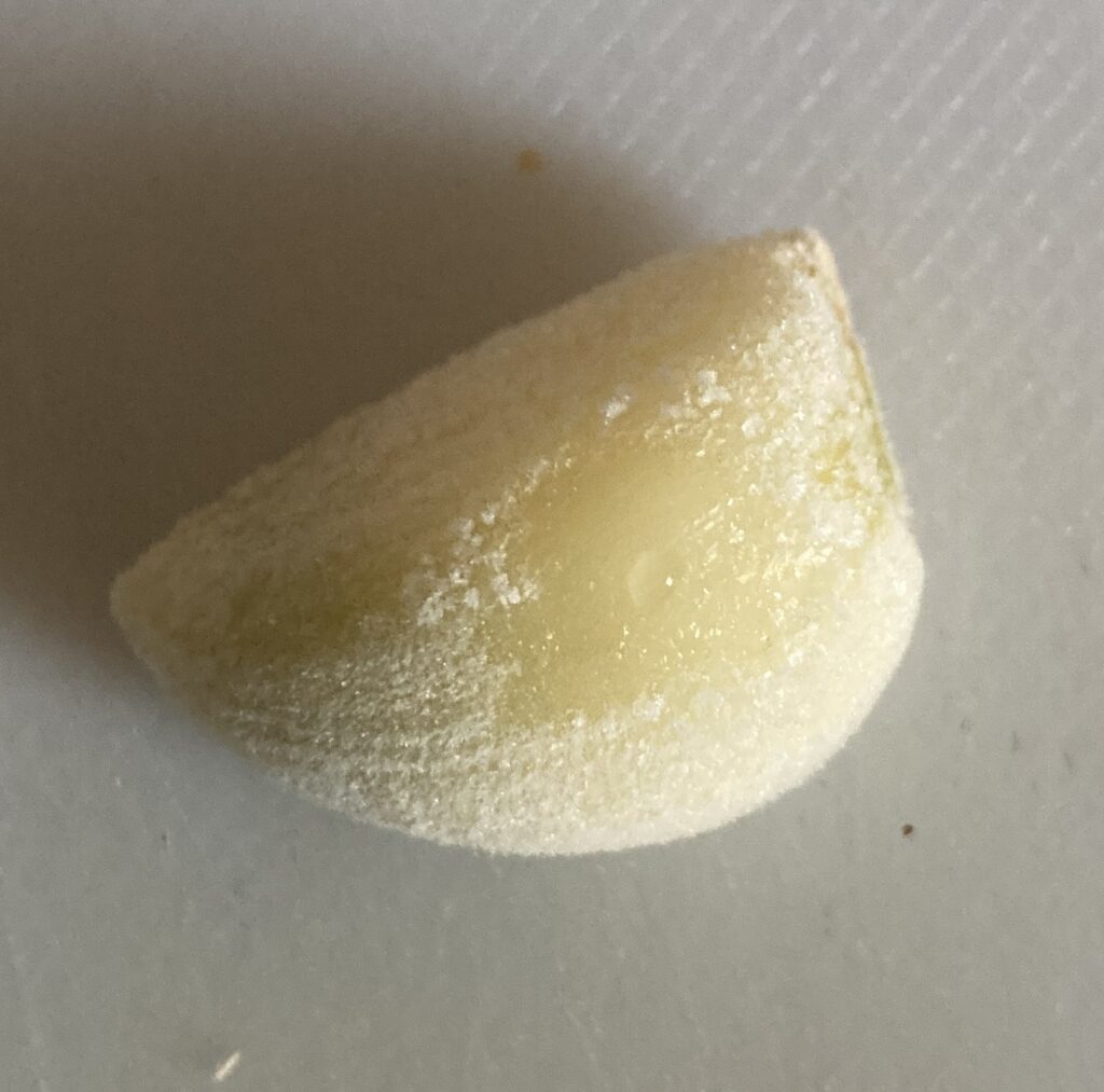 皮をむいたにんにくの状態（つぶす前の下準備）