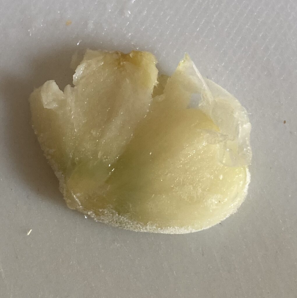 包丁でつぶして潰れたにんにくの状態（調理前の仕上がり）