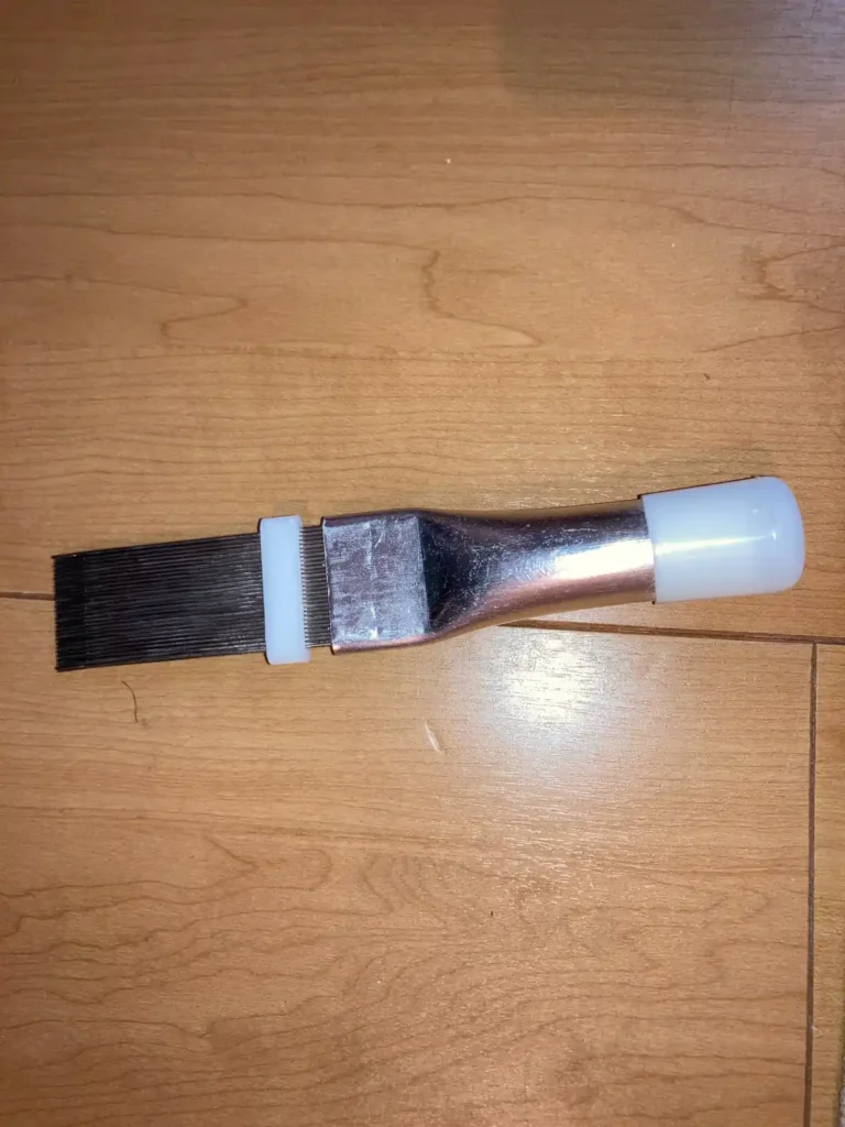 エアコンのアルミフィン掃除に使う細いブラシ