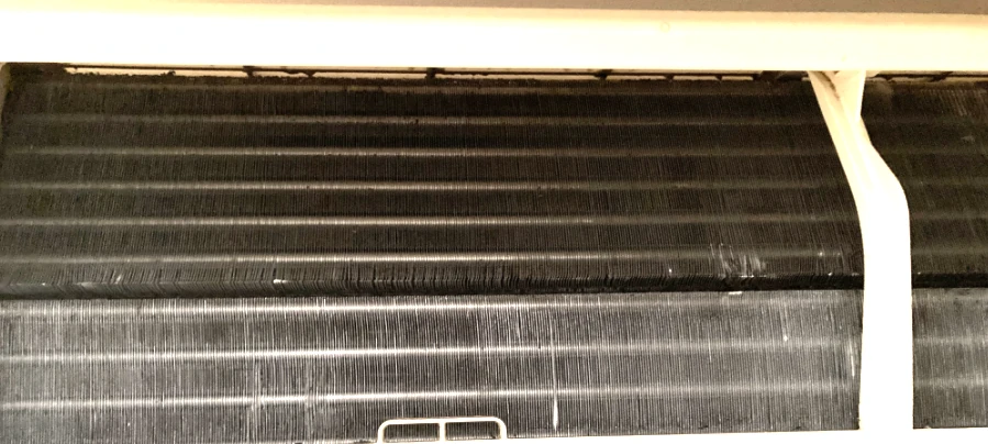 掃除前後のエアコンアルミフィンの状態比較