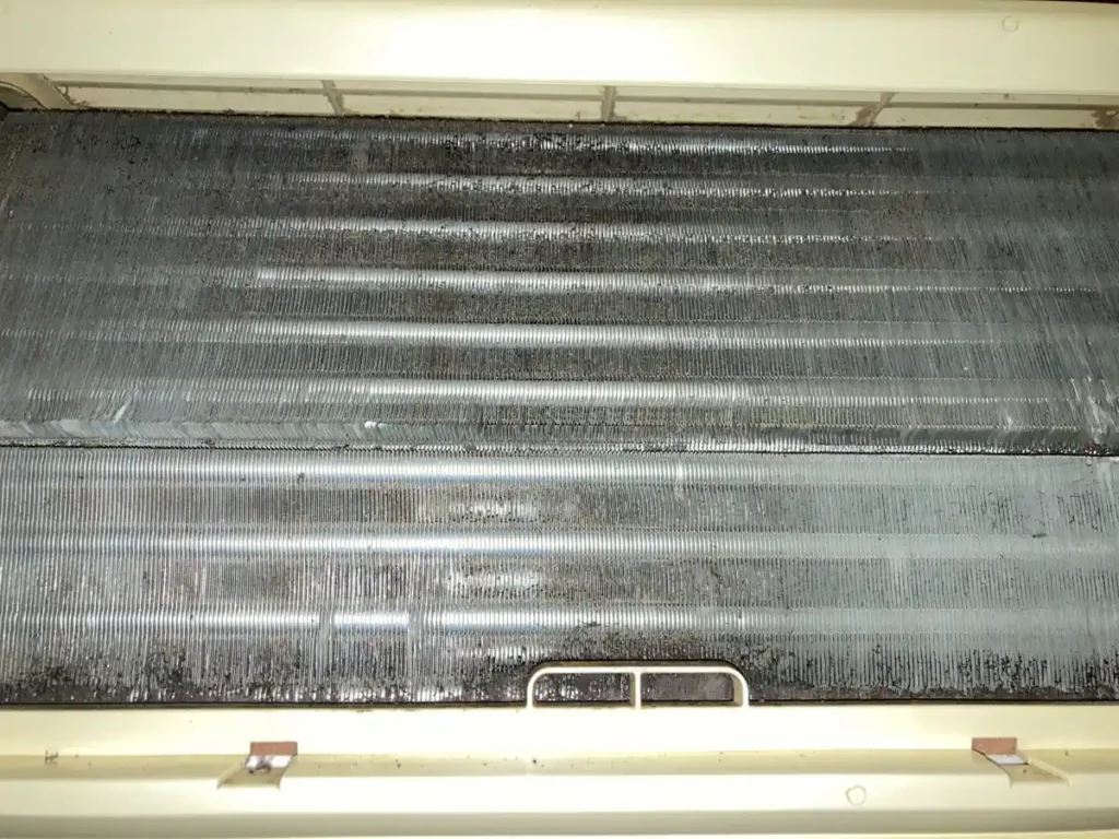 ホコリが溜まったエアコンの熱交換器アルミフィン
