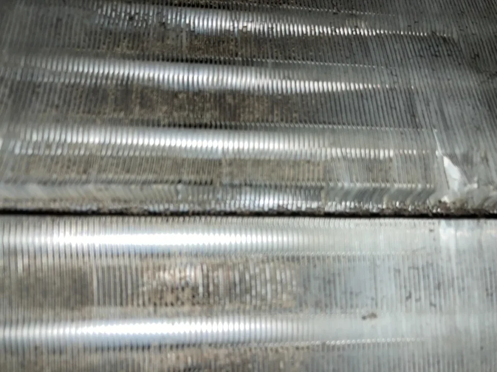 曲がっていたエアコンのアルミフィンを修正した状態