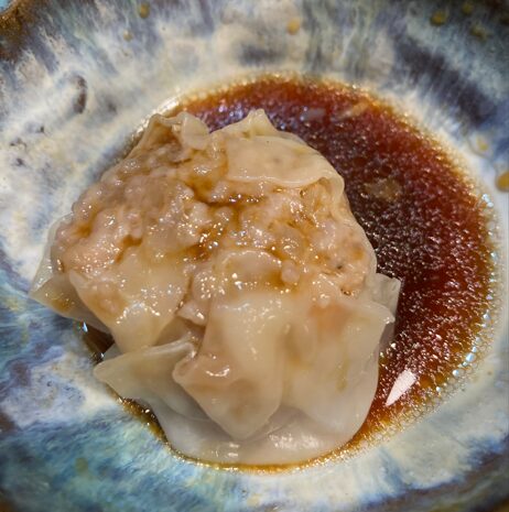 エビと貝柱の旨味が詰まった手作り焼売をタレで味わう一品