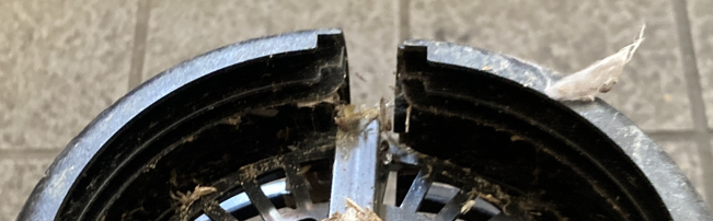 電撃殺虫灯の本体を縦に分解する手順｜左右に引っ張って開ける