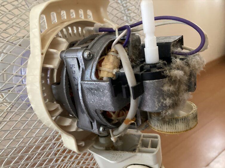 扇風機のモーター内部にホコリが大量に付着している状態