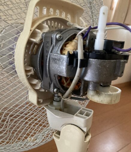 扇風機のモーター内部のホコリを取り除いた後の状態