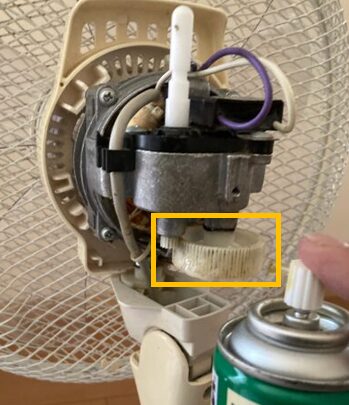 扇風機のギアにグリスを塗る