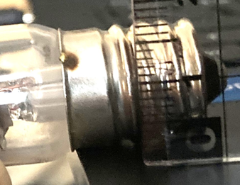 電球の口金サイズの正しい測り方 台に置いて直径を測定する方法