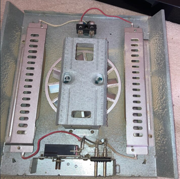 こたつヒーターのカバーを外して内部構造が見える状態の写真