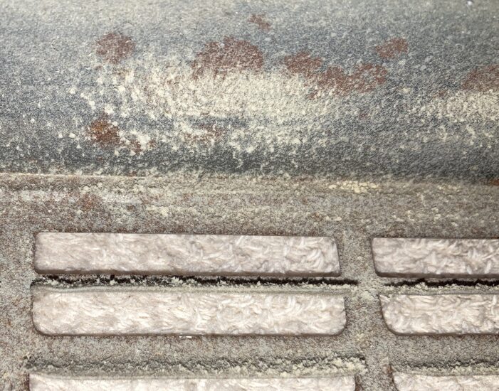 こたつヒーター内部に溜まったホコリが堆積している様子の写真