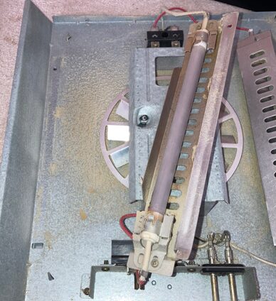 こたつヒーター内部のヒーターとファン周辺にホコリが蓄積している状態