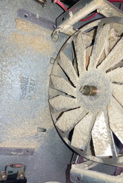 こたつヒーターのファンに大量のホコリが付着している様子