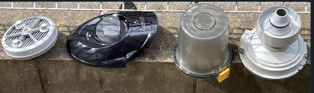 掃除機EC-TC12のフィルターとパーツを水洗い後に陰干しで完全乾燥させている写真