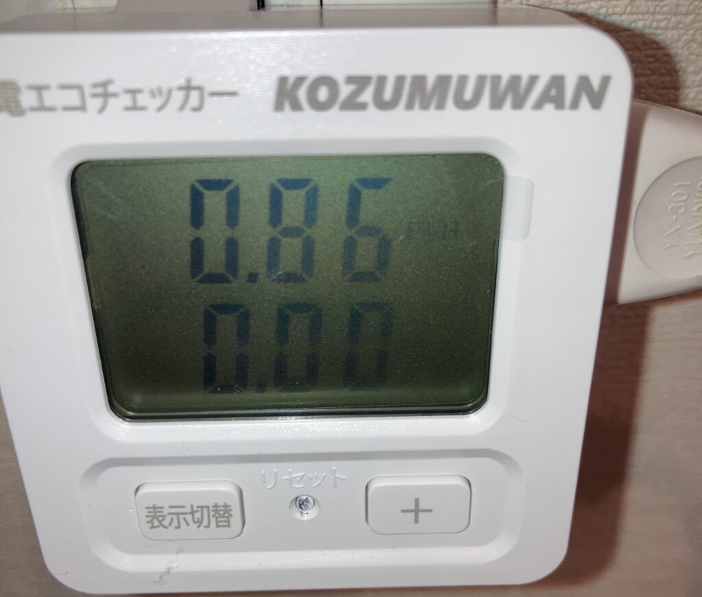 AC扇風機の中運転時の電気代をエコチェッカーで測定した表示（約0.86円/時間）