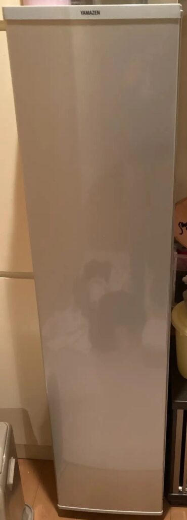 YAMAZENのスリム型冷凍庫の外観。縦長タイプの家庭用冷凍ストッカー